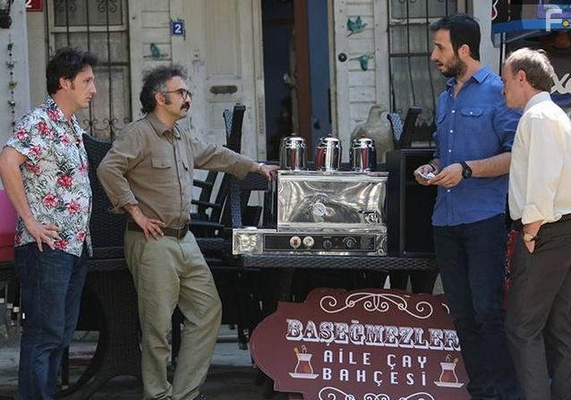 Tansu Bier, Osman Sonant, Nadir Saribacak, and Fatih Artman in Bes Kardes (2015)