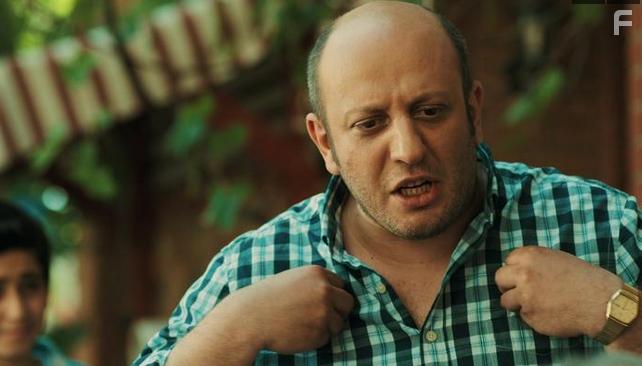 Serkan Keskin in Bes Kardes (2015)