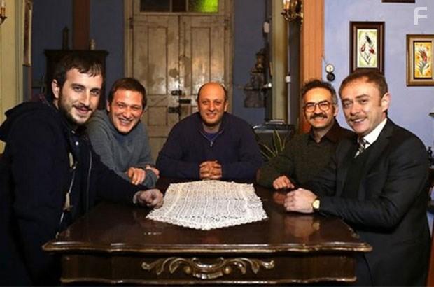 Tansu Bier, Serkan Keskin, Osman Sonant, Nadir Saribacak, and Fatih Artman in Bes Kardes (2015)