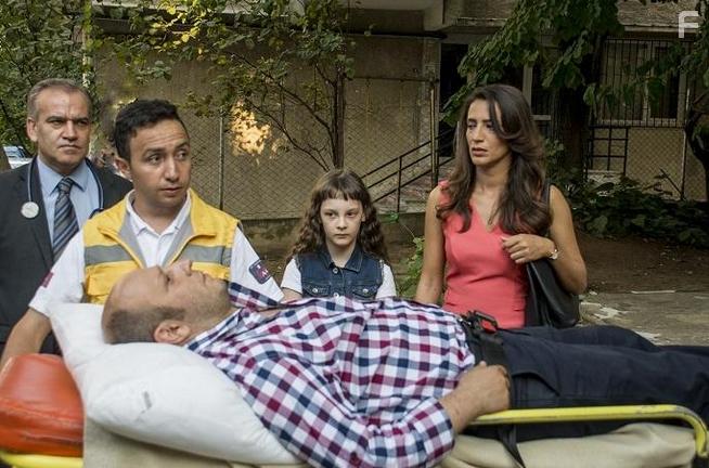 Serkan Keskin, Nihal Yalcin, and Merve Ates in Bes Kardes (2015)