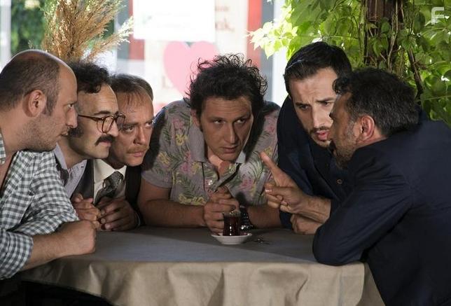 Serdar Orin, Tansu Bier, Serkan Keskin, Osman Sonant, Nadir Saribacak, and Fatih Artman in Bes Kardes (2015)