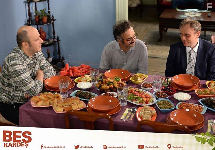Tansu Bier, Serkan Keskin, and Nadir Saribacak in Bes Kardes (2015)