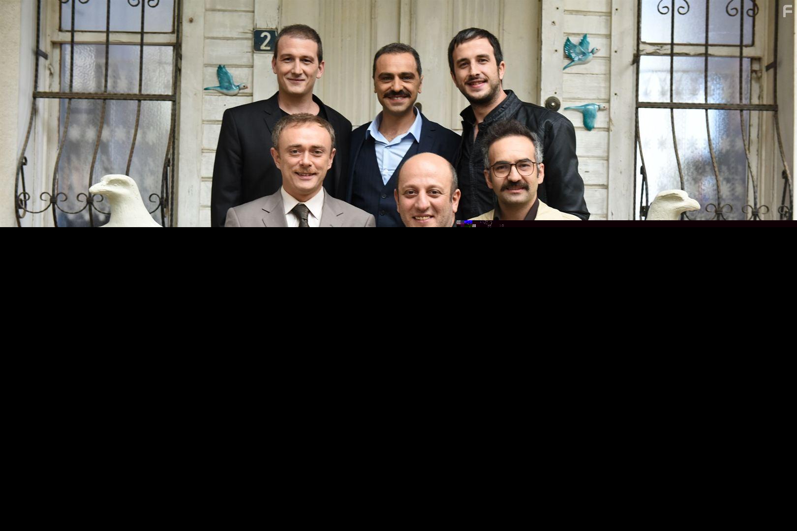 Serdar Orin, Tansu Bier, Serkan Keskin, Osman Sonant, Nadir Saribacak, and Fatih Artman in Bes Kardes (2015)