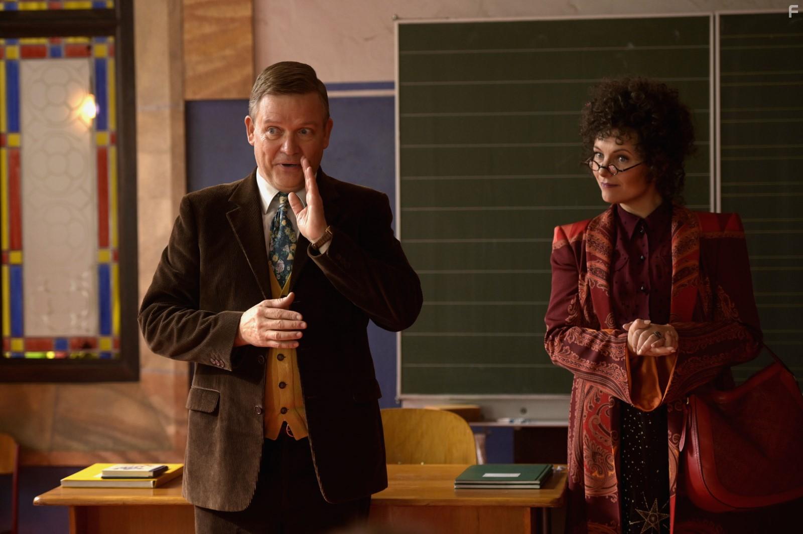 Justus von Dohnnyi and Nadja Uhl in Die Schule der magischen Tiere (2021)