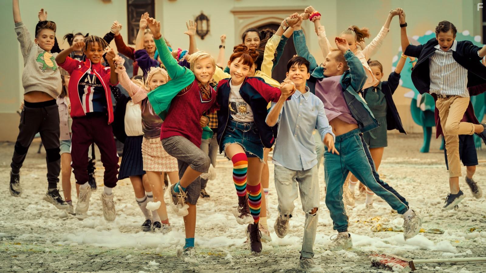 Emilia Maier, Leonard Conrads, and Loris Sichrovsky in Die Schule der magischen Tiere (2021)