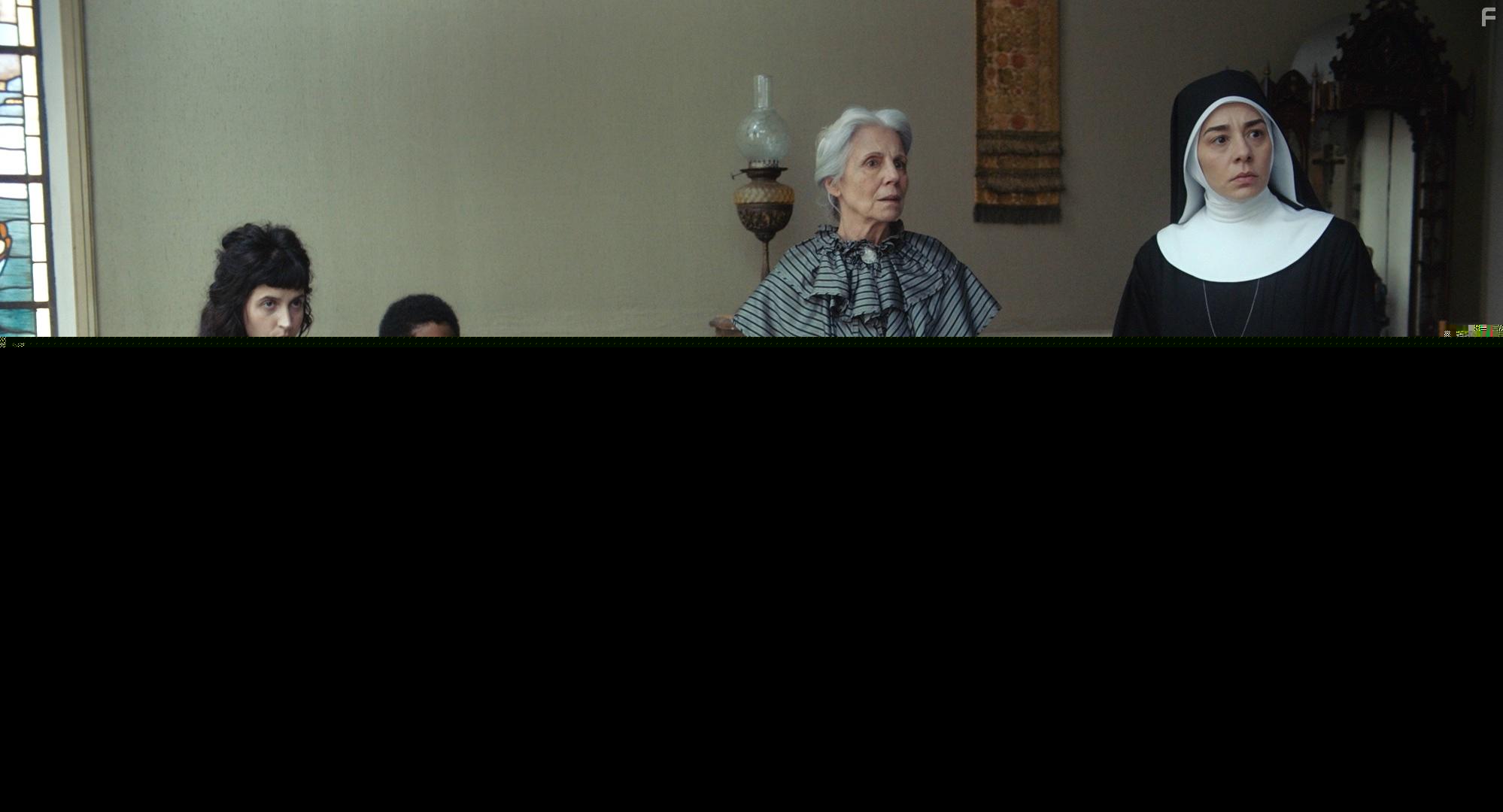 Thaia Perez, Carolina Bianchi, Agyei Augusto, and Clarissa Kiste in Todos os Mortos (2020)