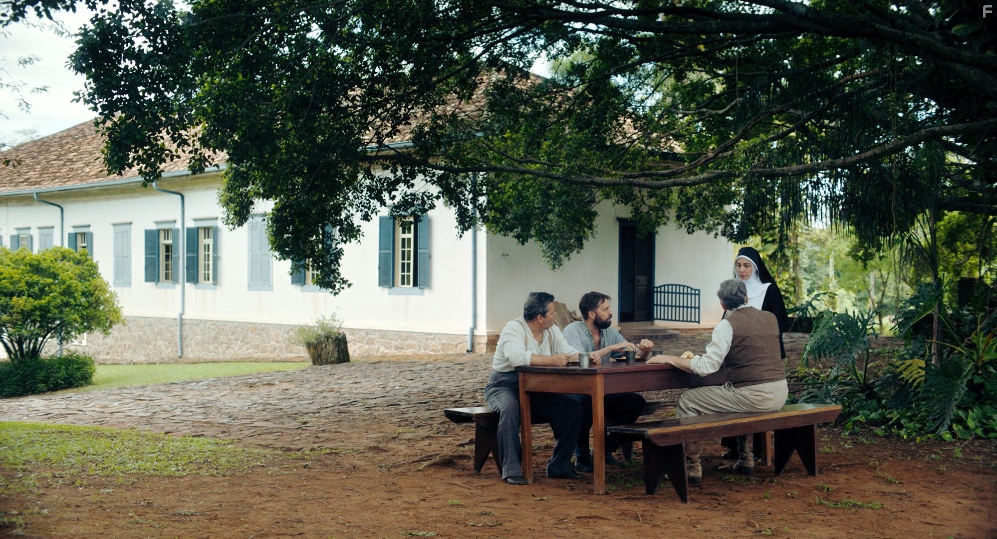 Luciano Chirolli, Othon Perdigo, John Trengove, and Clarissa Kiste in Todos os Mortos (2020)