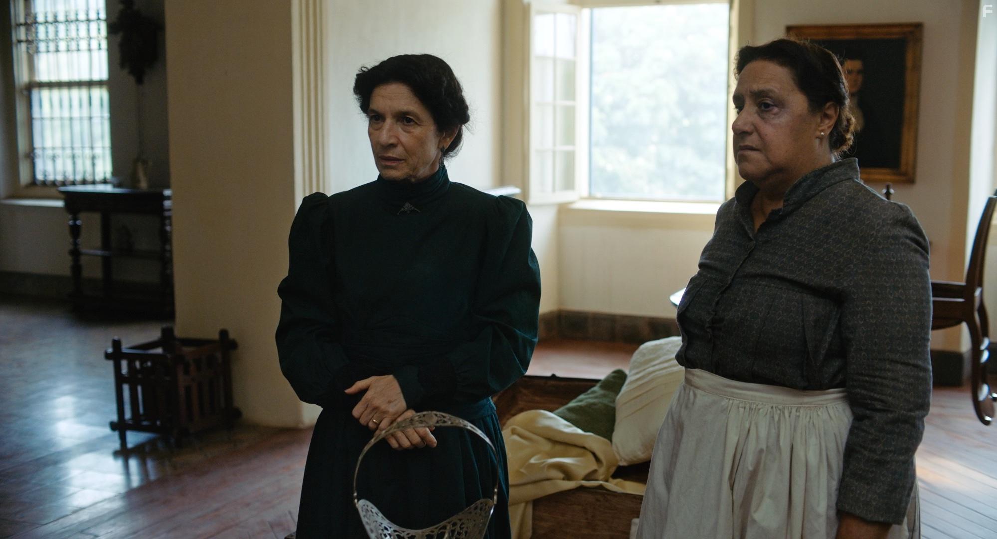 Tuna Dwek and Ledda Marotti in Todos os Mortos (2020)