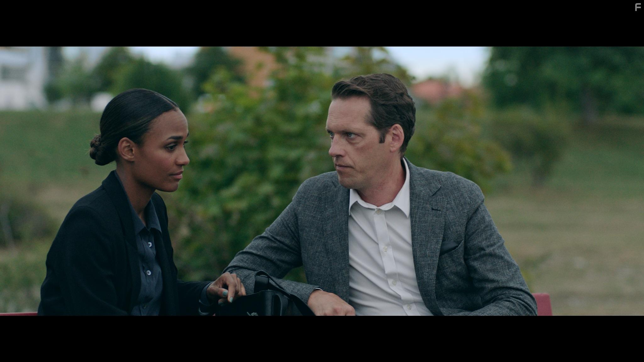 Niklas Engdahl and Nanna Blondell in Den inre cirkeln (2019)