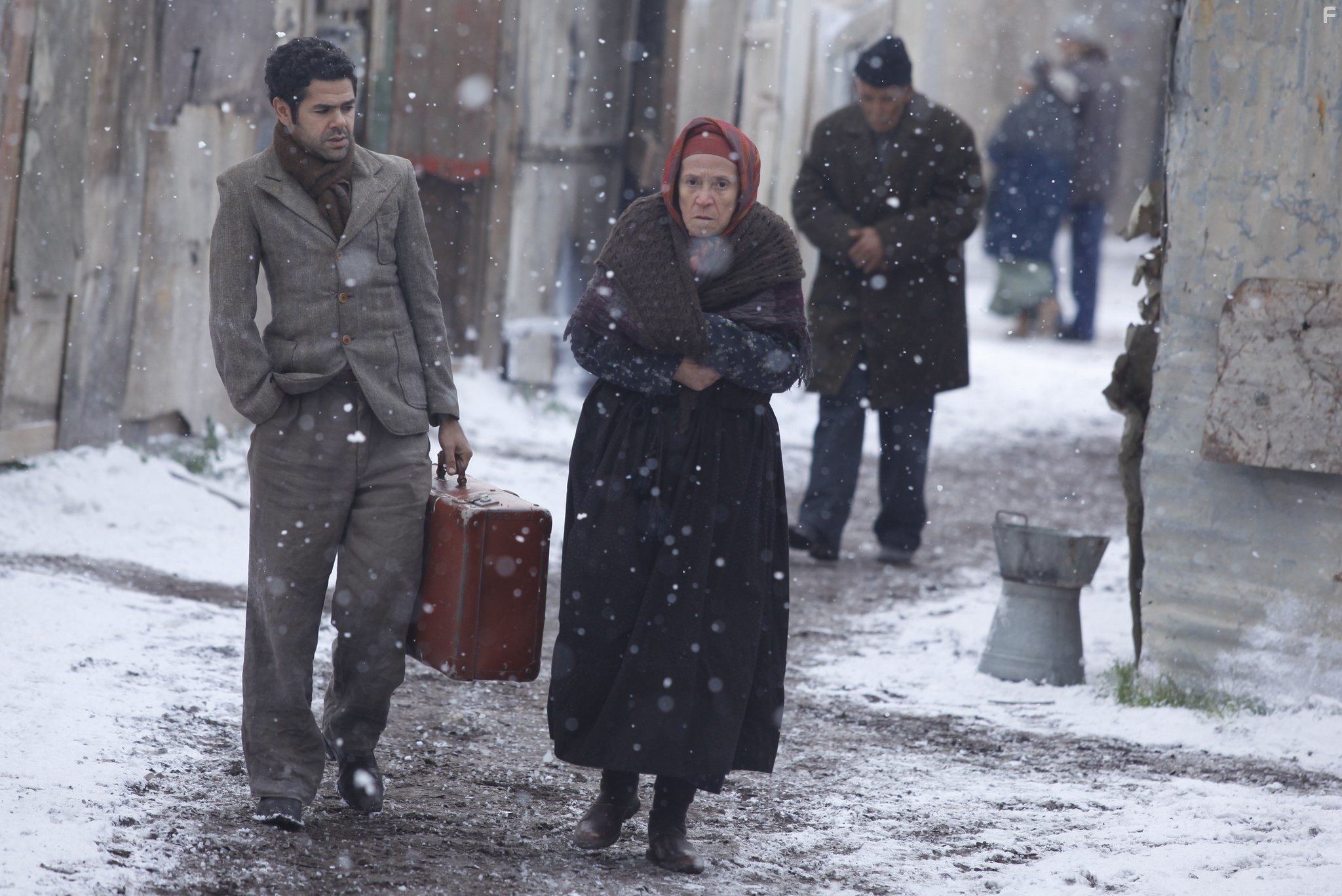 Chafia Boudraa and Jamel Debbouze in Вне закона (2010)