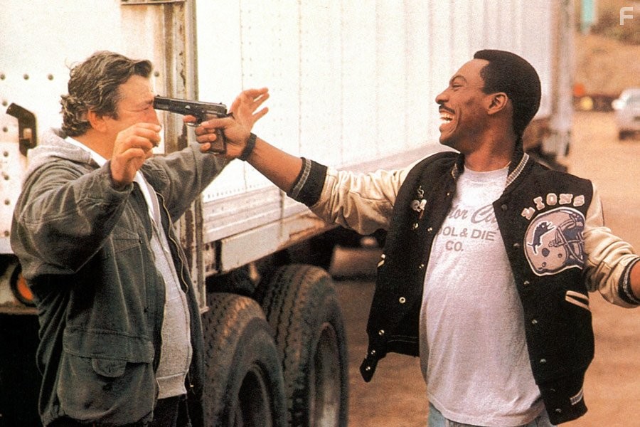 Eddie Murphy and Vic Manni in Полицейский из Беверли-Хиллз II (1987)