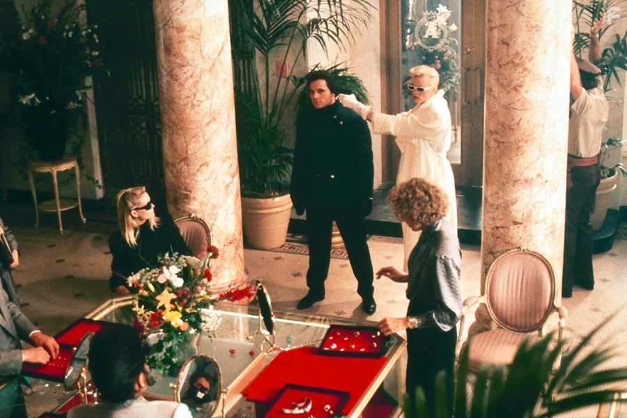 Brigitte Nielsen and Michael DeMarlo in Полицейский из Беверли-Хиллз II (1987)