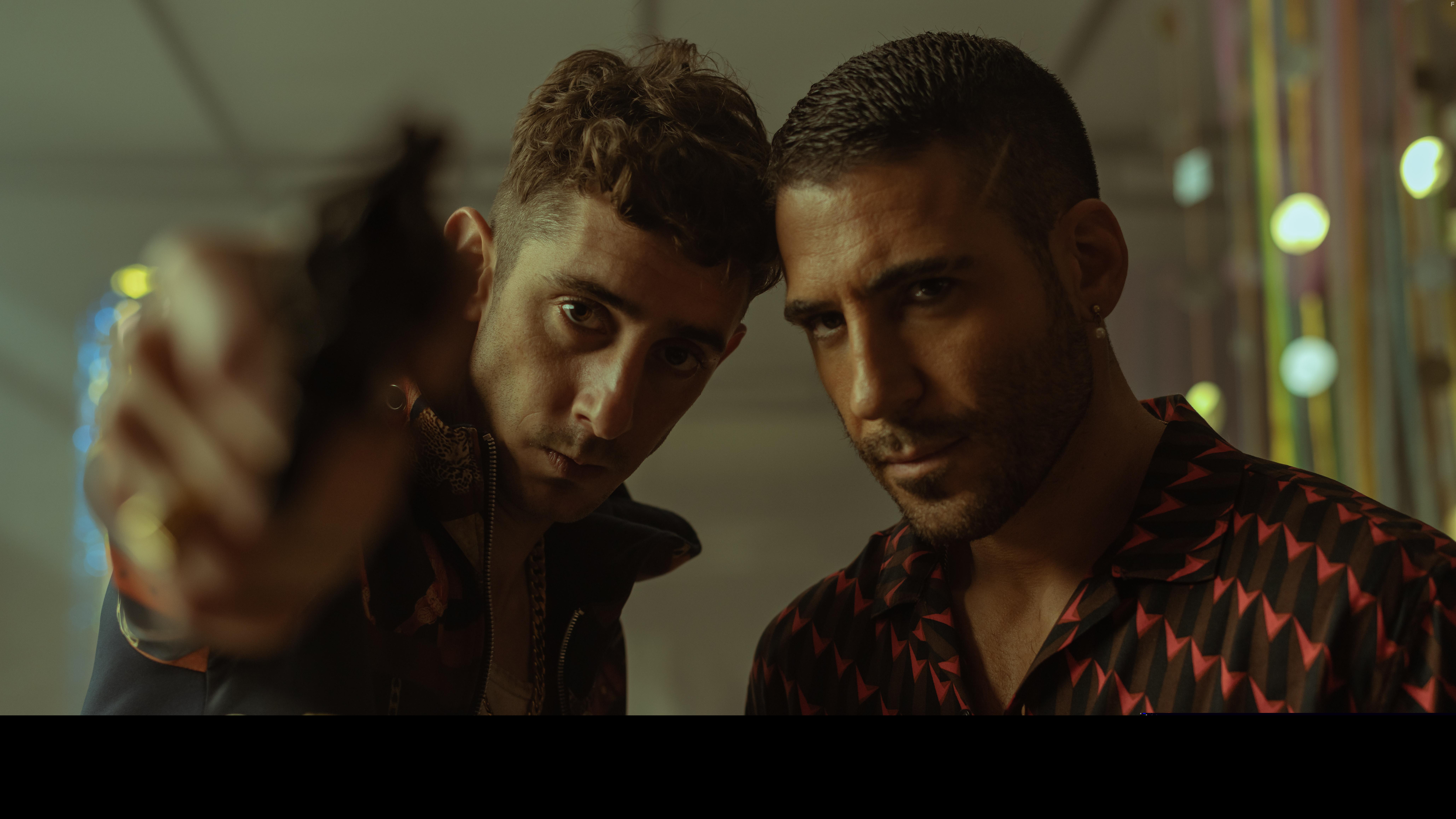 Miguel ngel Silvestre and Enric Auquer in Sky Rojo (2021)