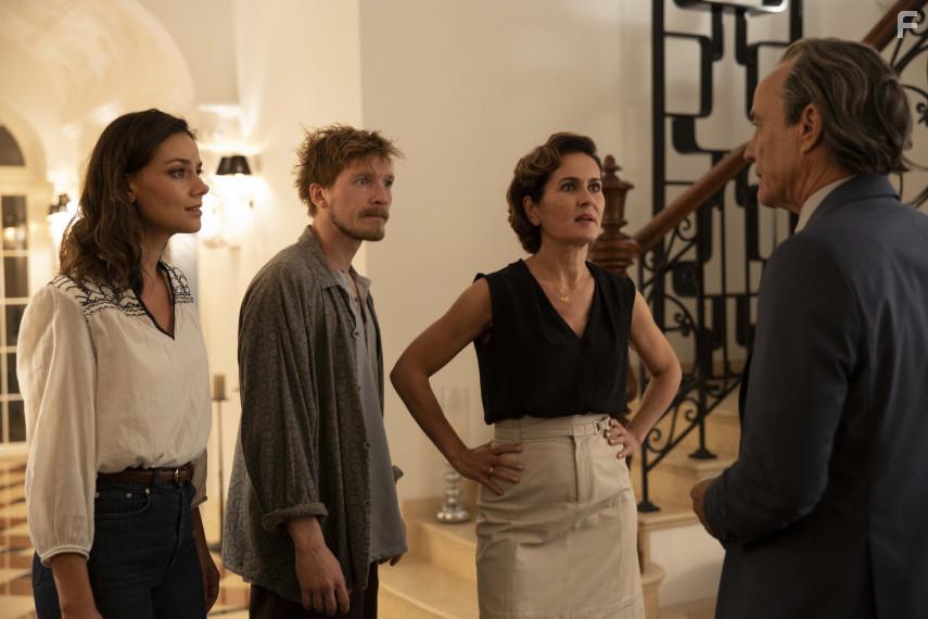 Heiner Lauterbach, Jacob Matschenz, Marie-Lou Sellem, and Janina Uhse in Es ist zu deinem Besten (2020)