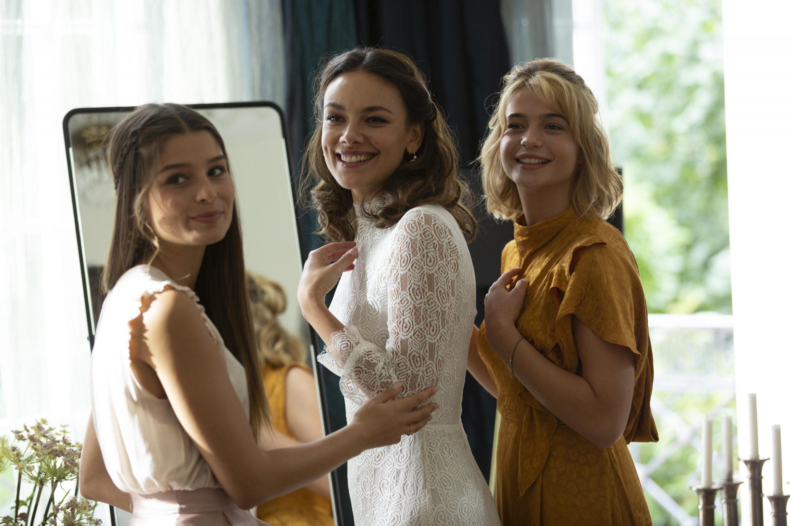 Lara Aylin Winkler, Janina Uhse, and Lisa-Marie Koroll in Es ist zu deinem Besten (2020)