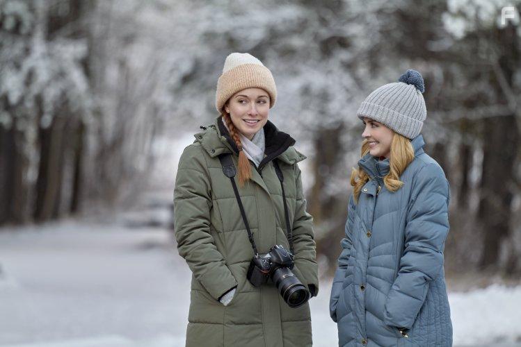 Jen Lilley and Amy Groening in Snowkissed (2021)