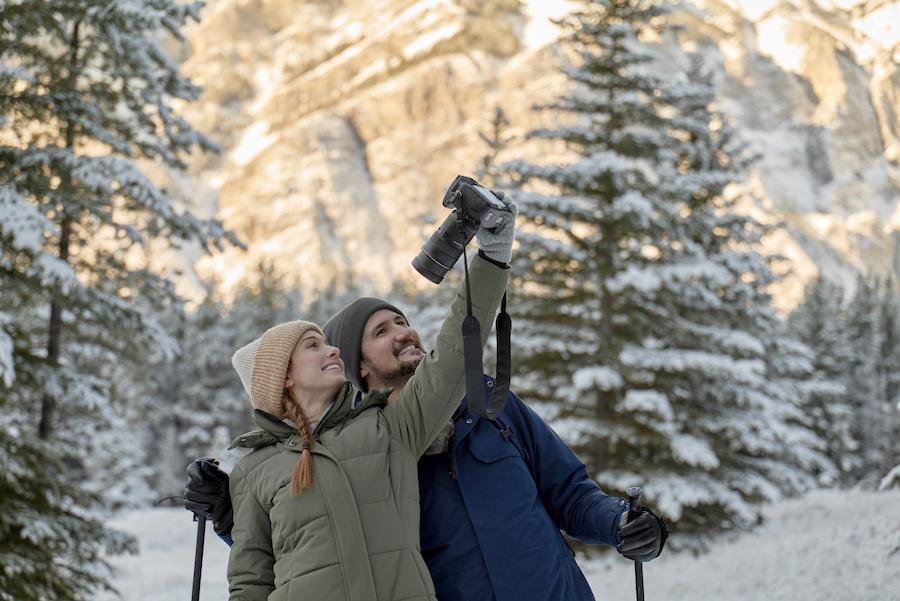 Amy Groening and Rodrigo Beilfuss in Snowkissed (2021)