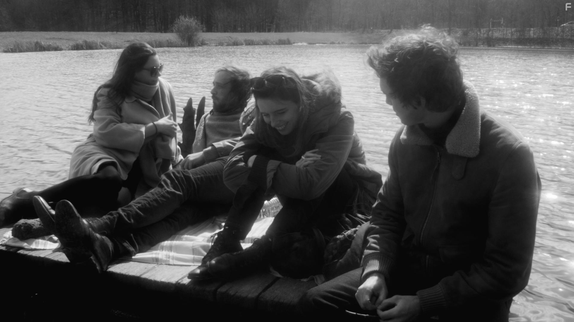 Brangre Mc Neese, Federico Uguccioni, Nicolas Foussard, and Ottavia Paterno in La terre est plate (2018)