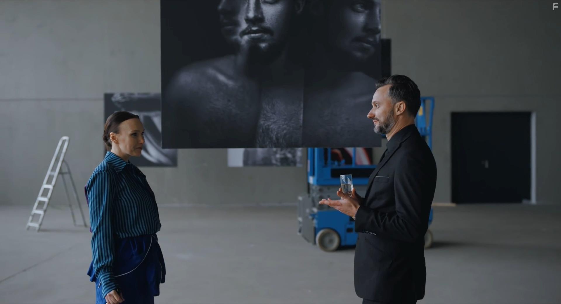 Darya Ekamasova and Eimutis Kvosciauskas in Advokatas (2020)