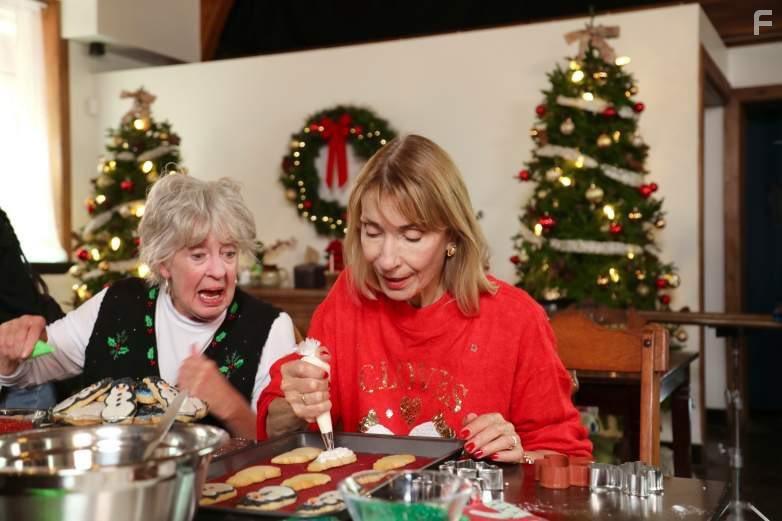Jayne Eastwood and Maria Ricossa in Heart of the Holidays (2020)