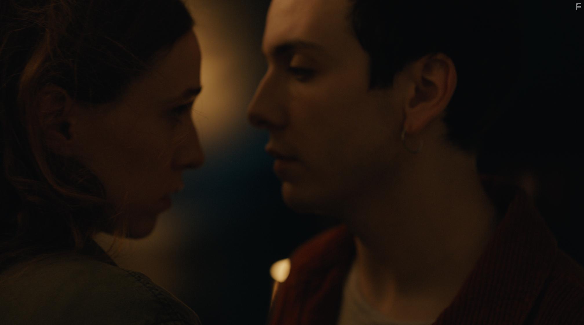 Sarah Sutherland and Hubert Lenoir in Like a House on Fire (2020)