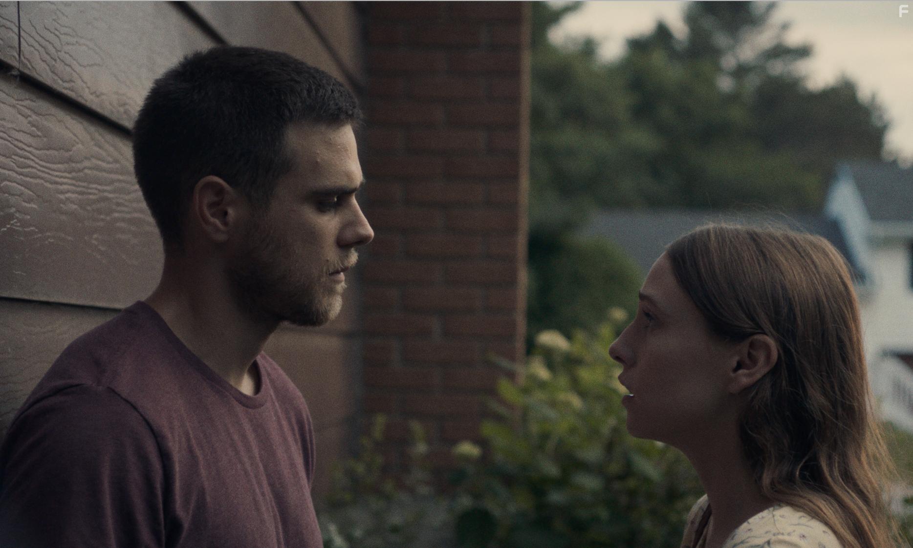 Jared Abrahamson and Sarah Sutherland in Like a House on Fire (2020)