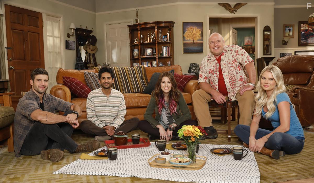 Dean Norris, Adhir Kalyan, Kelli Goss, Parker Young, Elizabeth Alderfer, and Farrah Mackenzie in United States of Al (2021)