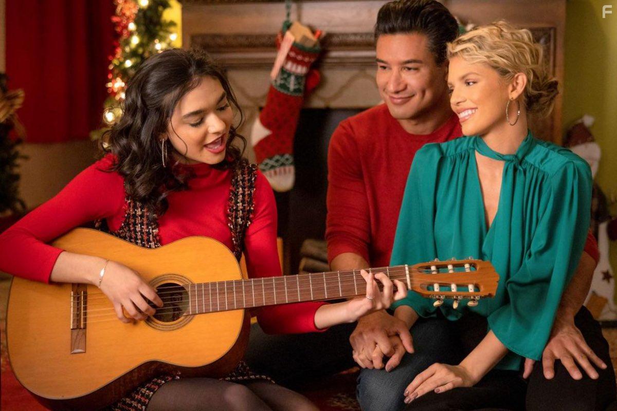 Mario Lopez, AnnaLynne McCord, and Paulina Chvez in Feliz NaviDAD (2020)