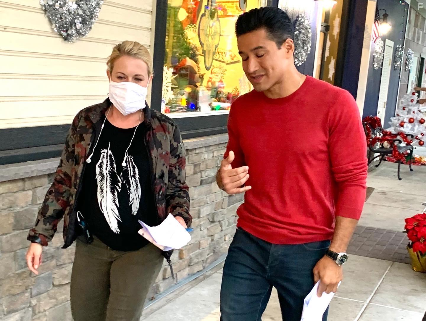 Melissa Joan Hart and Mario Lopez in Feliz NaviDAD (2020)