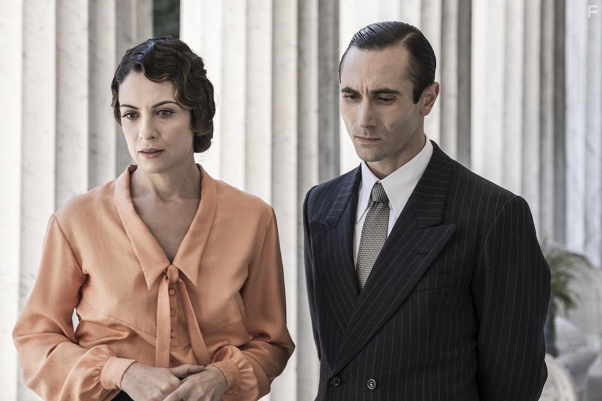 Serena Iansiti and Marco Palvetti in Il Commissario Ricciardi (2021)