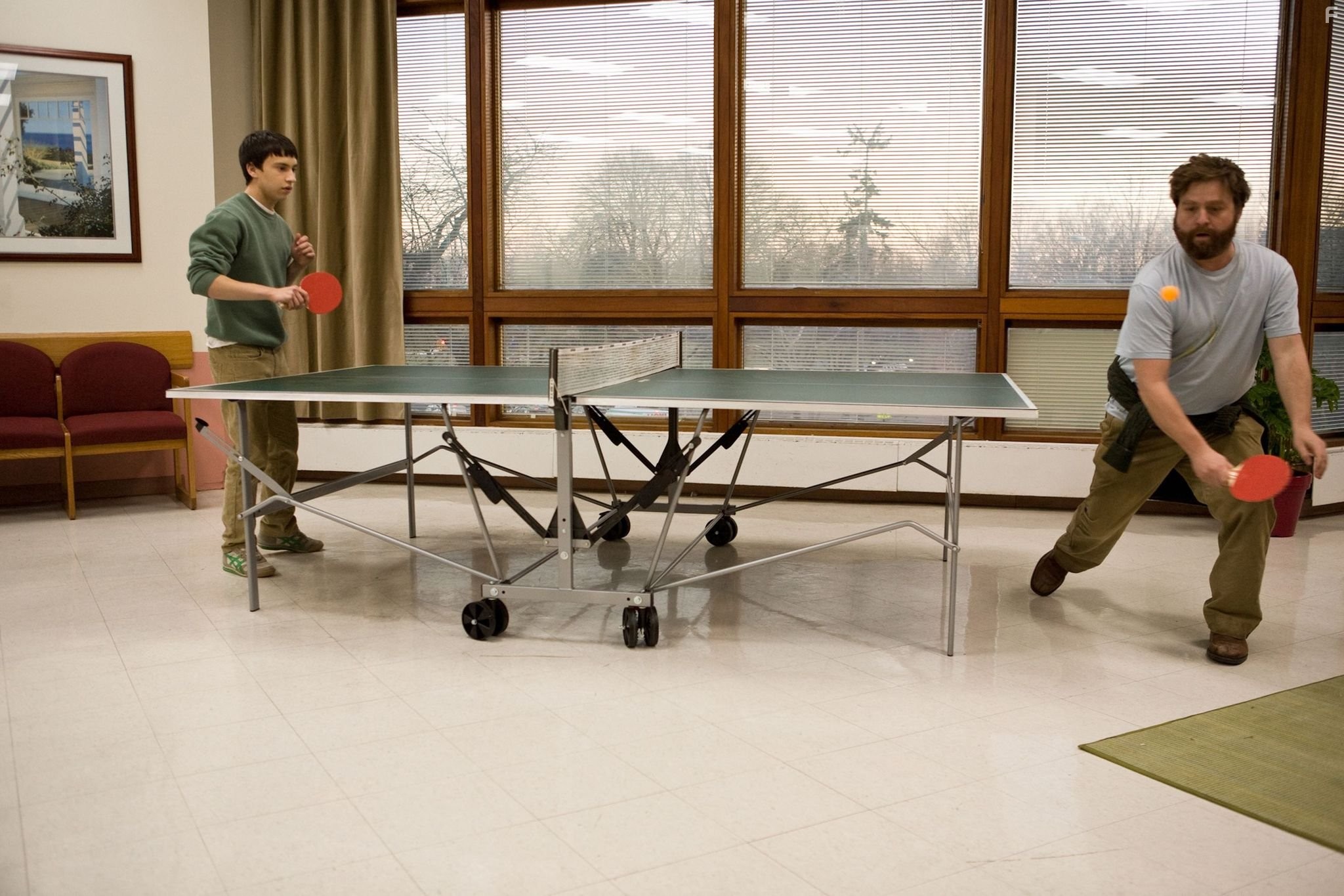 Zach Galifianakis and Keir Gilchrist in Это очень забавная история (2010)