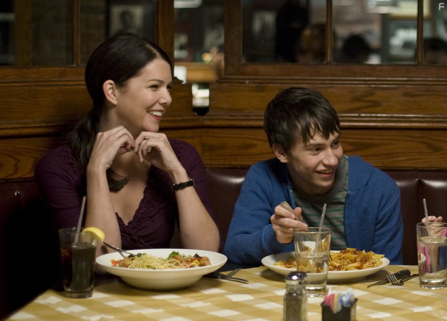 Lauren Graham and Keir Gilchrist in Это очень забавная история (2010)