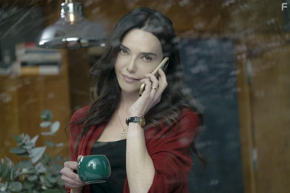 Hande Ataizi in Camdaki Kiz (2021)