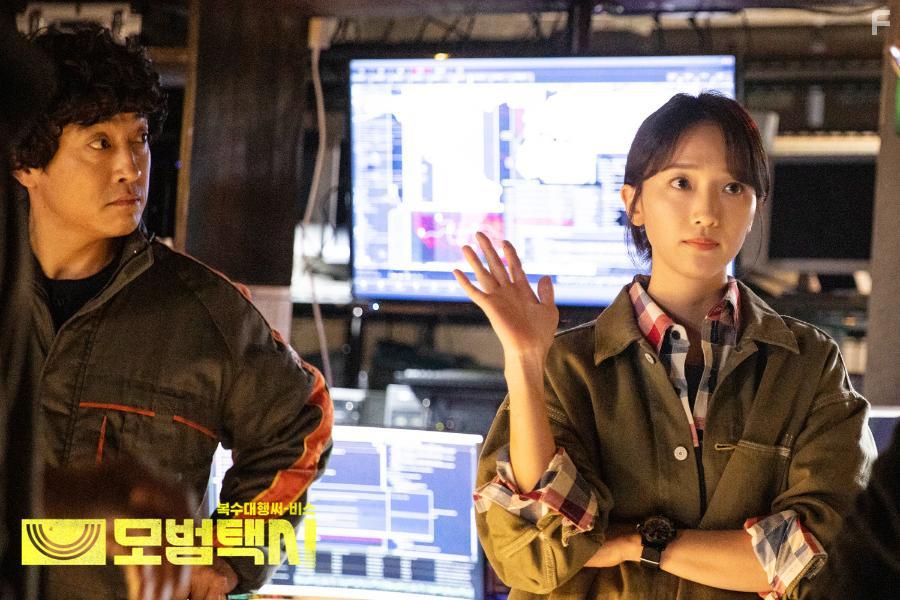 Jang Hyuk-jin and Pyo Ye-Jin in Mobeomtaeksi (2021)