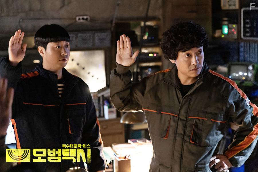 Yoo-ram Bae and Jang Hyuk-jin in Mobeomtaeksi (2021)