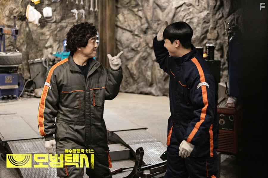 Yoo-ram Bae and Jang Hyuk-jin in Mobeomtaeksi (2021)