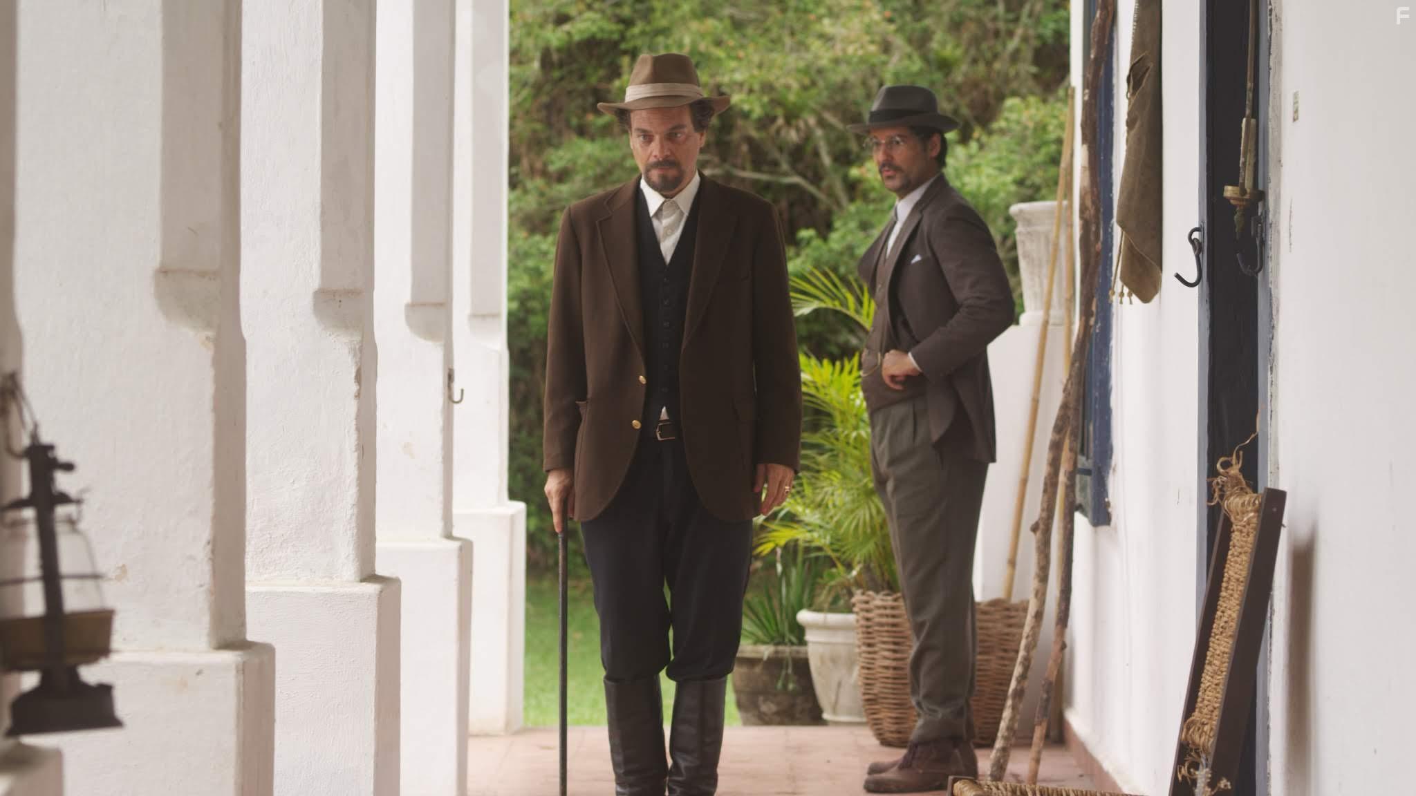 Michel Bercovitch and Domingos Antonio in O Estigma (2018)