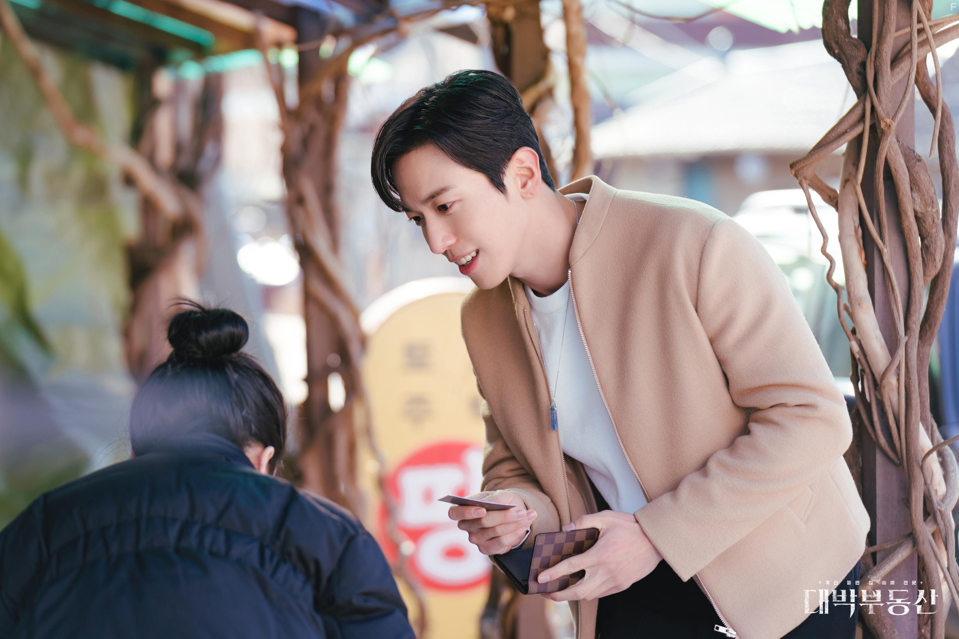 Yong-hwa Jung in Daebakbudongsan (2021)