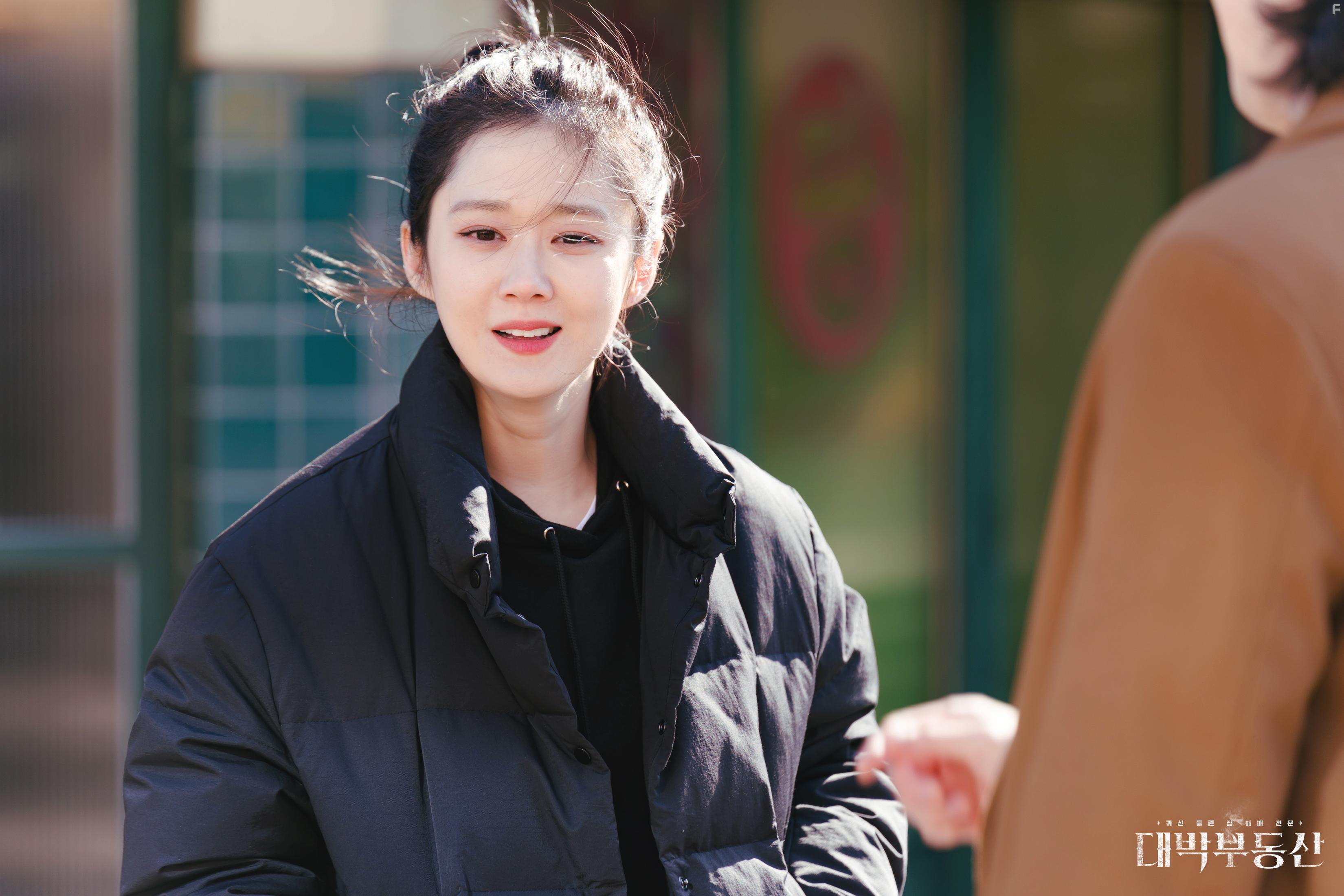 Jang Na-ra in Daebakbudongsan (2021)