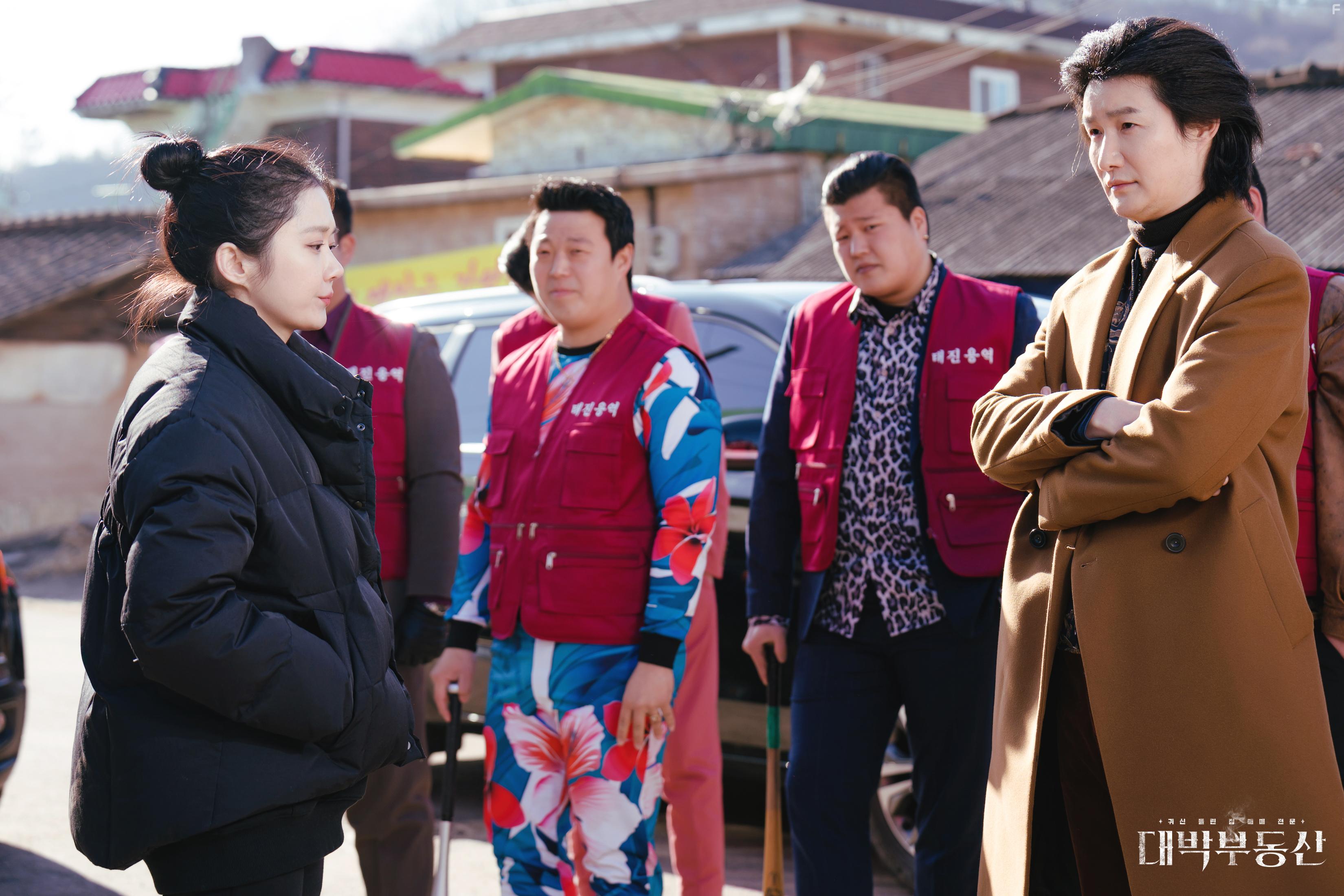 Heo Dong-won and Jang Na-ra in Daebakbudongsan (2021)