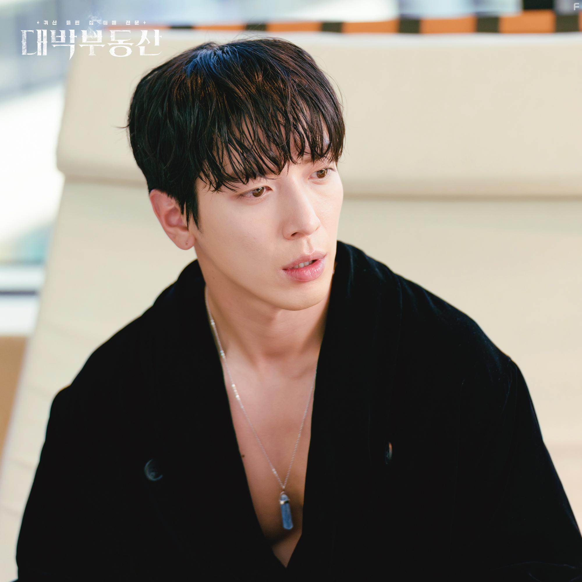 Yong-hwa Jung in Daebakbudongsan (2021)