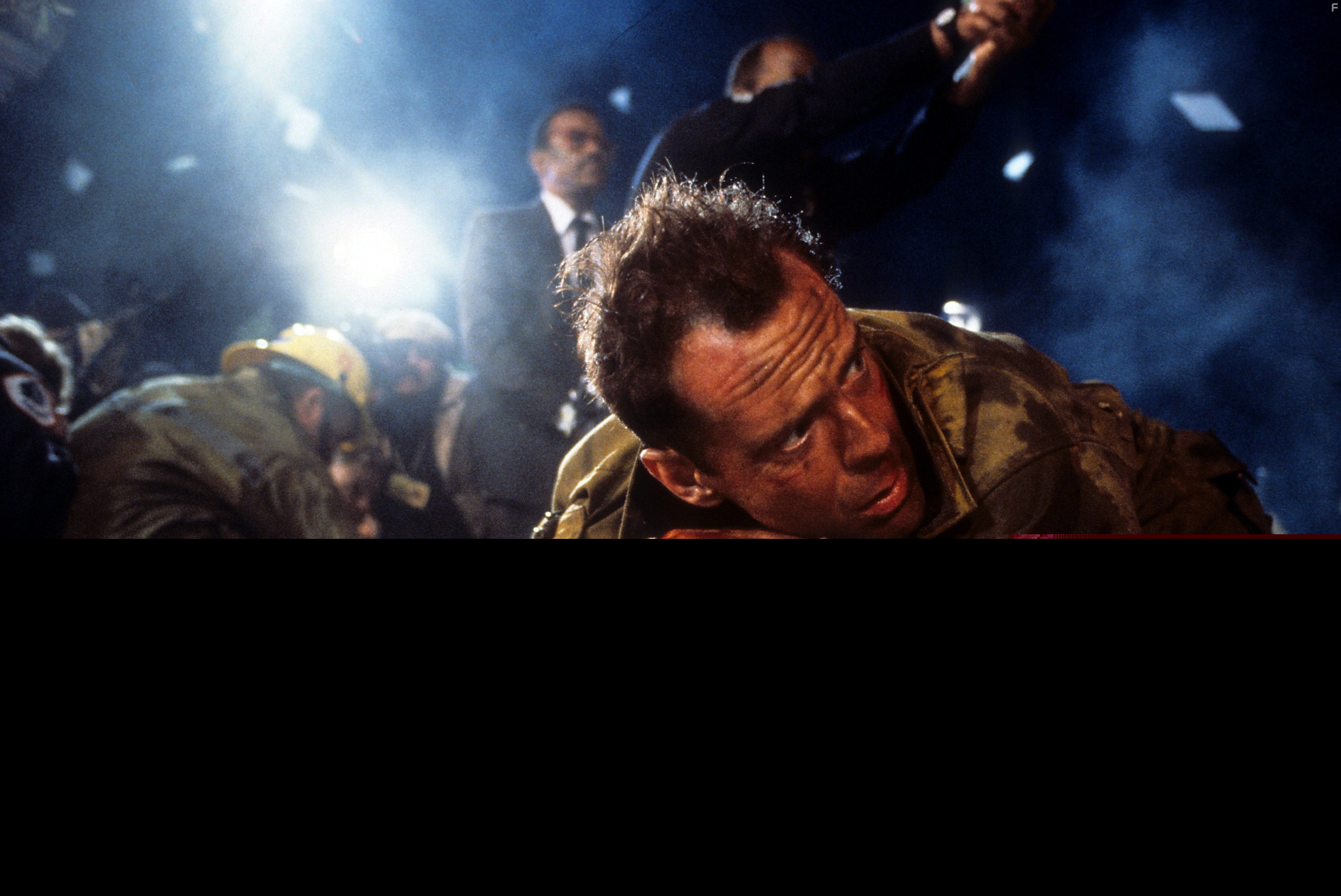 Bruce Willis, Bonnie Bedelia, and Reginald VelJohnson in Крепкий орешек (1988)