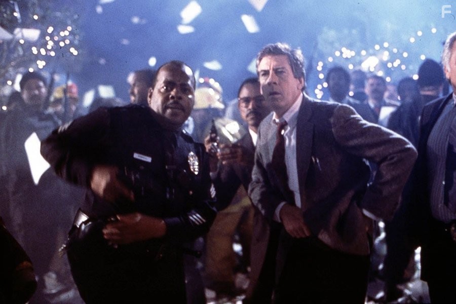 Reginald VelJohnson and Paul Gleason in Крепкий орешек (1988)