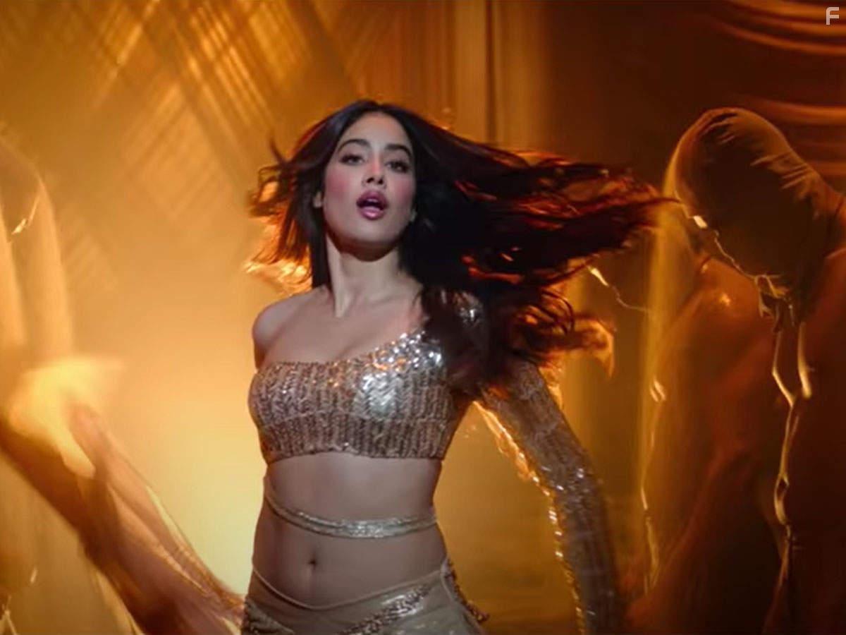 Janhvi Kapoor in Roohi (2021)
