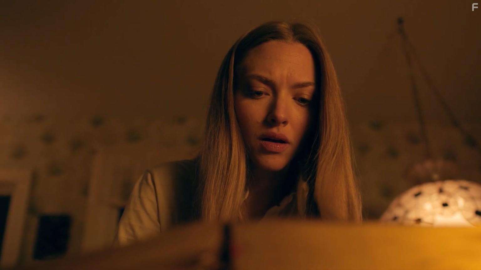Amanda Seyfried in Things Heard & Seen (2021)