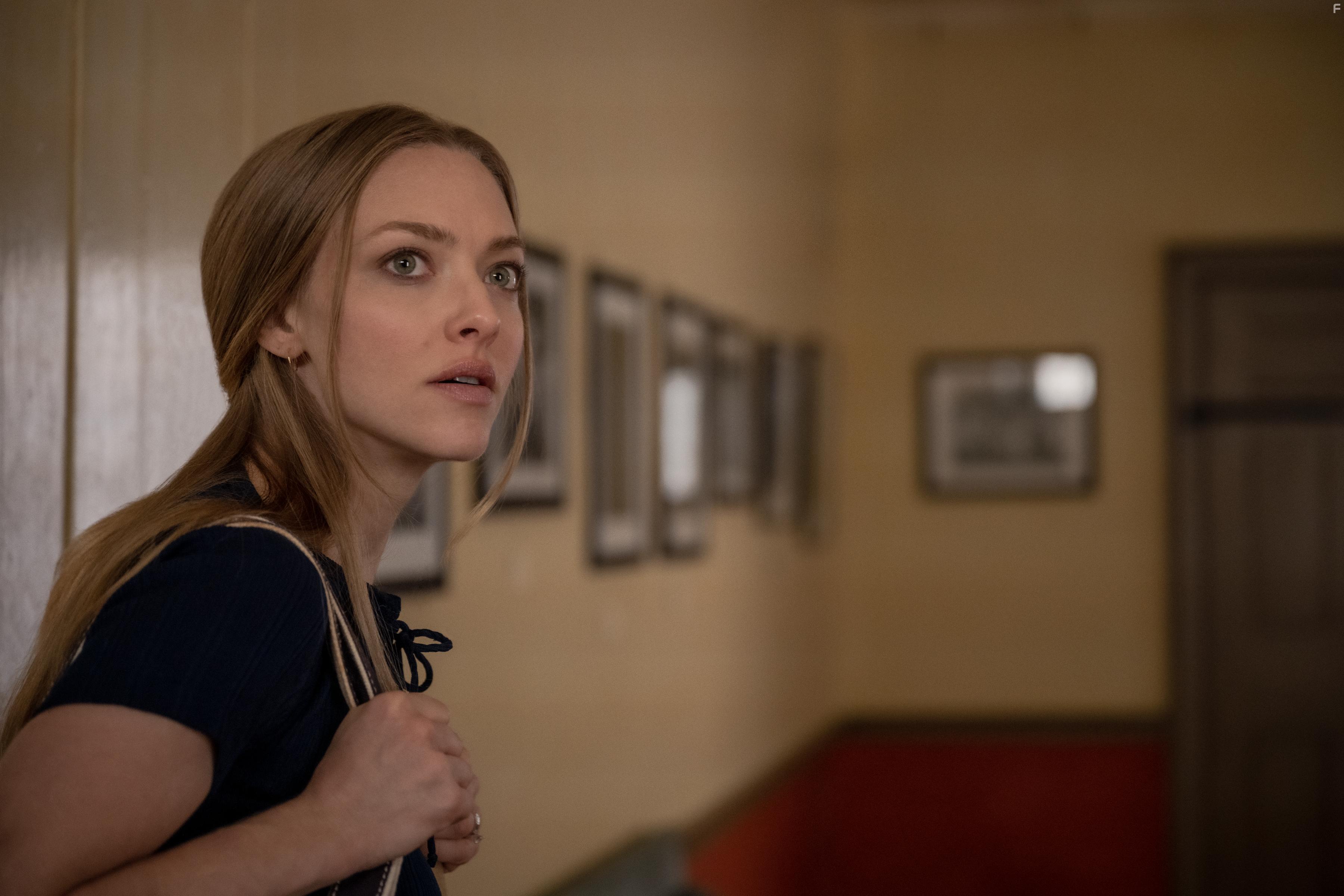 Amanda Seyfried in Things Heard & Seen (2021)