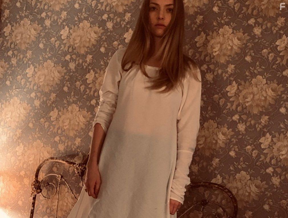 Amanda Seyfried in Things Heard & Seen (2021)