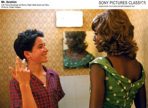 Mata Gabin and Pierre Boulanger in Мсье Ибрагим и цветы Корана (2003)