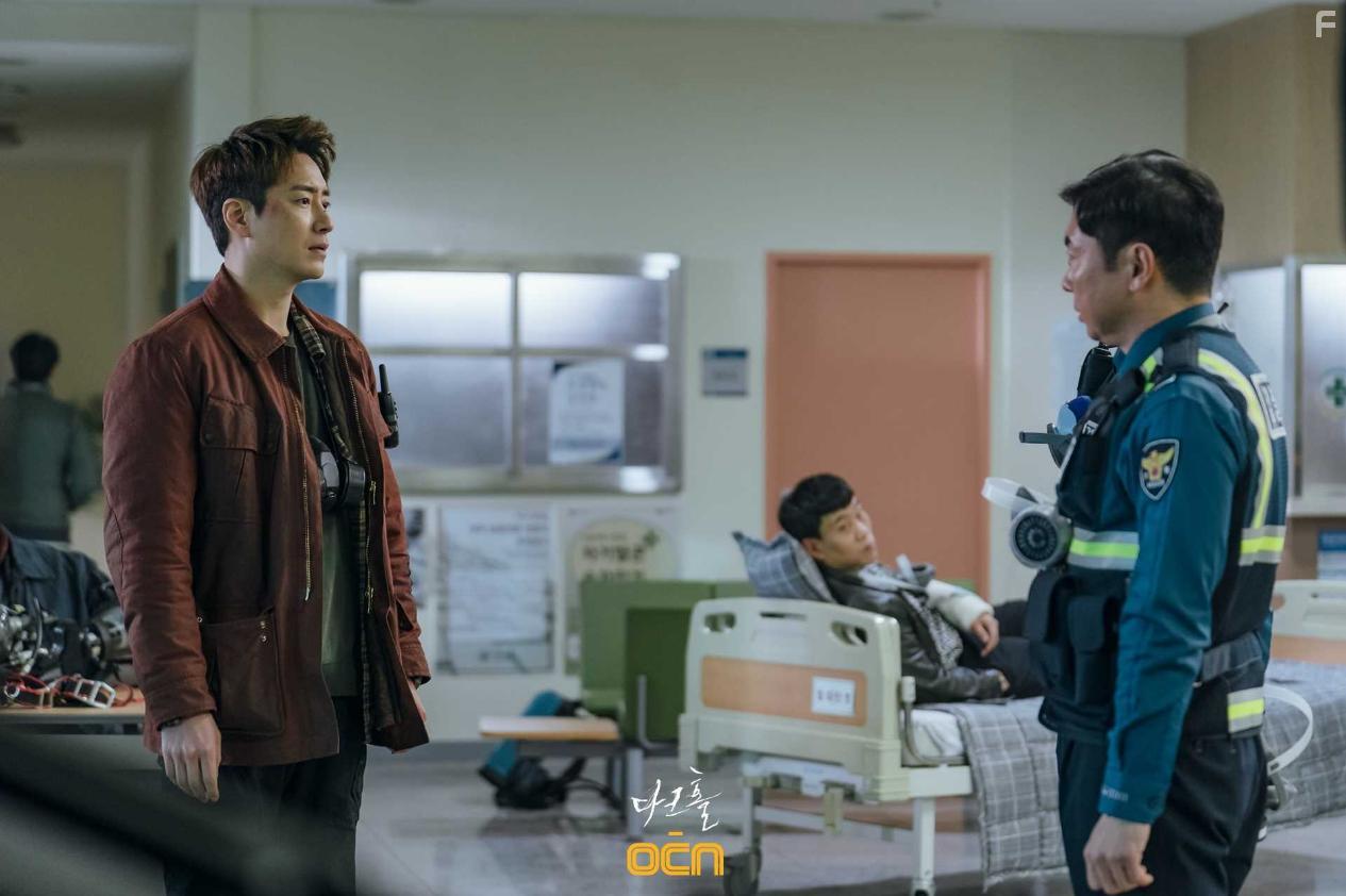 Im Won-hee and Joon-hyuk Lee in Dark Hole (2021)