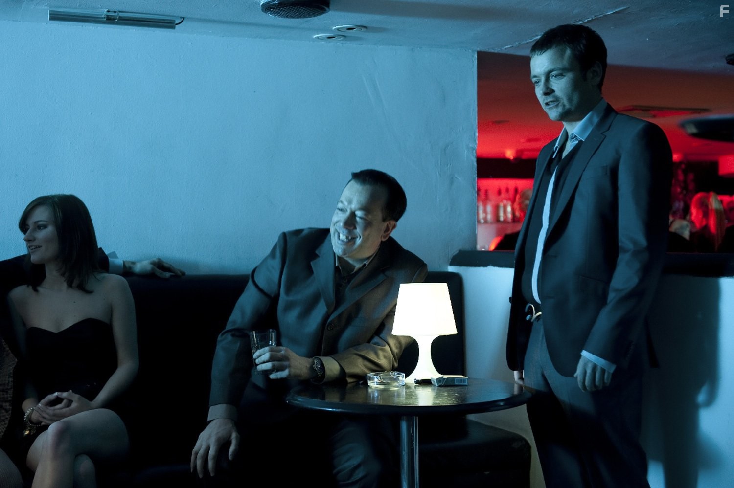 Neil Maskell and Terry Stone in Связанные кровью (2010)